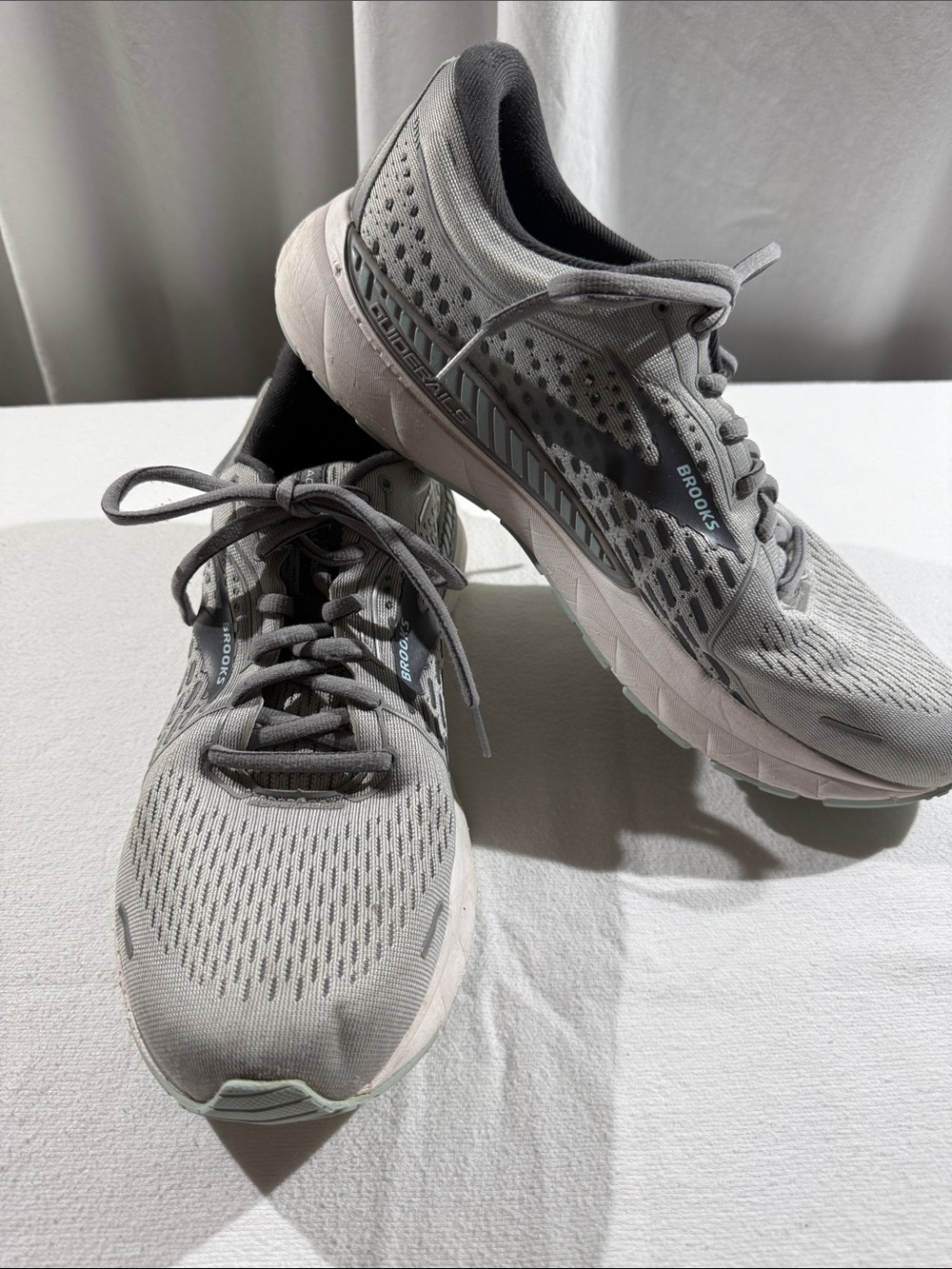 Brooks Men's Gray and White Running Shoe
